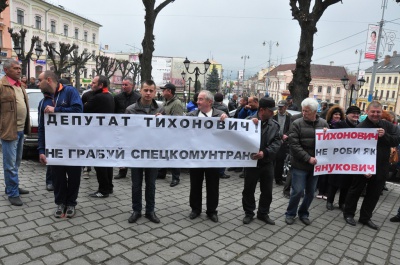 Під міськрадою Чернівців відбуваються відразу два пікети (ФОТО)