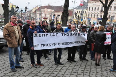 Під міськрадою Чернівців відбуваються відразу два пікети (ФОТО)