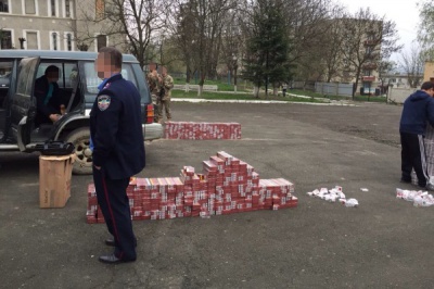 На Буковині податківці затримали масштабну партію цигарок, яку планували нелегально відправити в Румунію