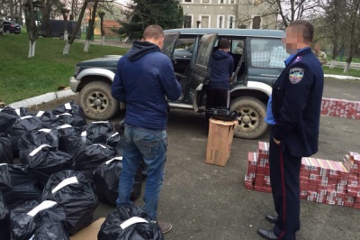 На Буковині податківці затримали масштабну партію цигарок, яку планували нелегально відправити в Румунію