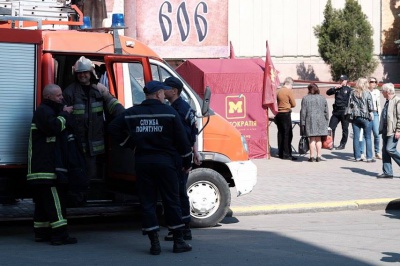У центрі Чернівців поліція, рятувальники і сапери шукали вибухівку (ФОТО)