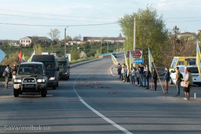 Тіло росіянина, який загинув за Україну, на Буковині зустріли живим ланцюгом з квітами (ФОТО)