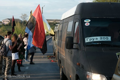 Тіло росіянина, який загинув за Україну, на Буковині зустріли живим ланцюгом з квітами (ФОТО)