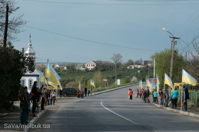 Тіло росіянина, який загинув за Україну, на Буковині зустріли живим ланцюгом з квітами (ФОТО)