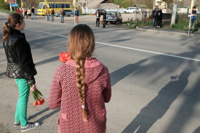 Тіло росіянина, який загинув за Україну, на Буковині зустріли живим ланцюгом з квітами (ФОТО)