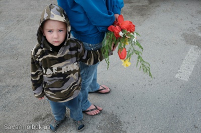 Тіло росіянина, який загинув за Україну, на Буковині зустріли живим ланцюгом з квітами (ФОТО)