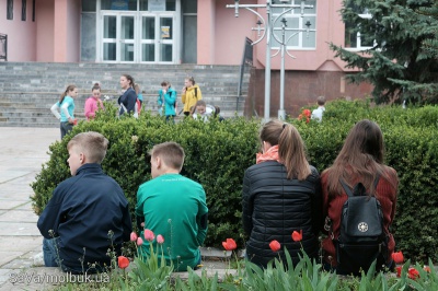 Тіло росіянина, який загинув за Україну, на Буковині зустріли живим ланцюгом з квітами (ФОТО)