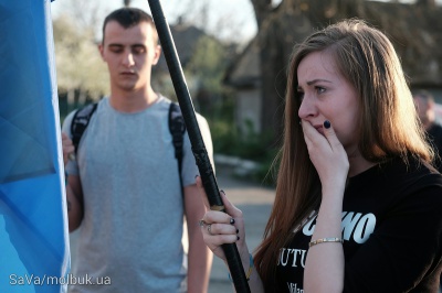 Тіло росіянина, який загинув за Україну, на Буковині зустріли живим ланцюгом з квітами (ФОТО)