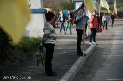 Тіло росіянина, який загинув за Україну, на Буковині зустріли живим ланцюгом з квітами (ФОТО)