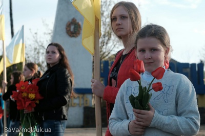 Тіло росіянина, який загинув за Україну, на Буковині зустріли живим ланцюгом з квітами (ФОТО)