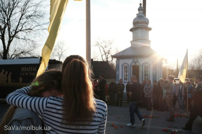 Тіло росіянина, який загинув за Україну, на Буковині зустріли живим ланцюгом з квітами (ФОТО)