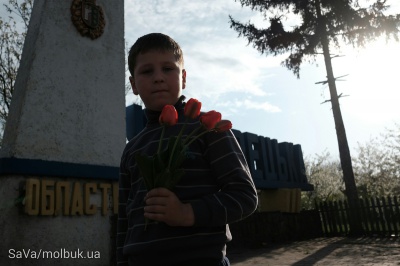 Тіло росіянина, який загинув за Україну, на Буковині зустріли живим ланцюгом з квітами (ФОТО)