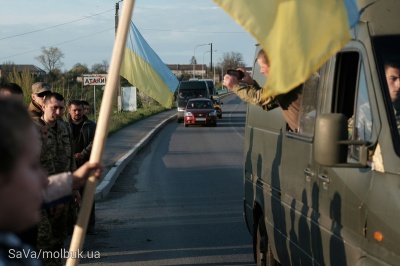 Тіло росіянина, який загинув за Україну, на Буковині зустріли живим ланцюгом з квітами (ФОТО)