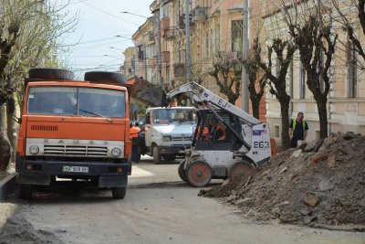 У Чернівцях по вулиці Хмельницького відновлюють сторічні люки (ФОТО)