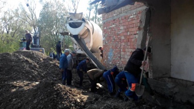 Водоканал відремонтував водогін у Чернівцях, який пошкодив будинок (ФОТО)