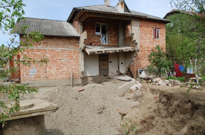 Водоканал відремонтував водогін у Чернівцях, який пошкодив будинок (ФОТО)