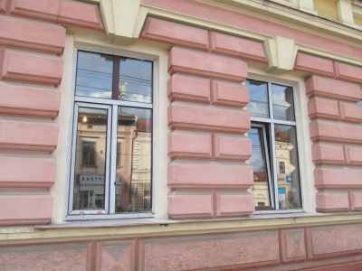 Чернівецьку "Батьківщину" оштрафують за самовільно встановлені вікна