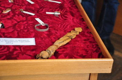 Чернівецькому музею передали стародавній бронзовий скарб, знайдений на околиці Хотина (ФОТО)