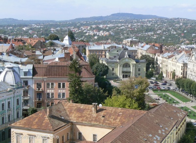 Про Чернівці в старих фото. Вид з ратуші на театральну площу.