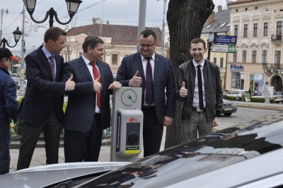 У Чернівцях відкрили першу заправку для електромобілів (ФОТО)