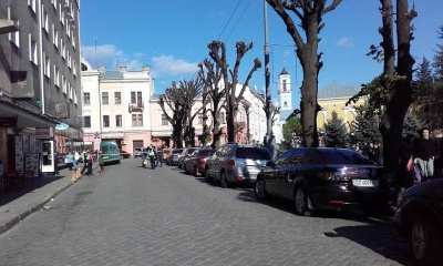 На Театральній площі в Чернівцях шукали вибухівку (ФОТО)