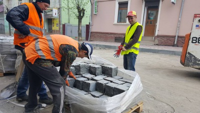 На вулиці Хмельницького почали викладати бруківку (ФОТО)