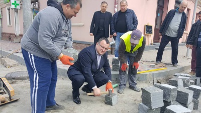 На вулиці Хмельницького почали викладати бруківку (ФОТО)