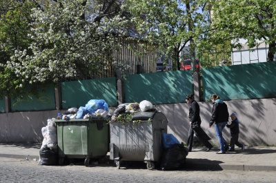 У Чернівцях на вулиці у центрі - гори сміття через борги (ФОТО)