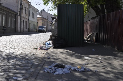 У Чернівцях на вулиці у центрі - гори сміття через борги (ФОТО)