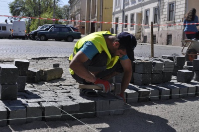 Вулицю Богдана Хмельницького у Чернівцях ремонтуватимуть з ранку до ночі і на вихідних (ФОТО)