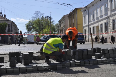 Вулицю Богдана Хмельницького у Чернівцях ремонтуватимуть з ранку до ночі і на вихідних (ФОТО)