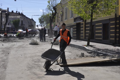 Вулицю Богдана Хмельницького у Чернівцях ремонтуватимуть з ранку до ночі і на вихідних (ФОТО)