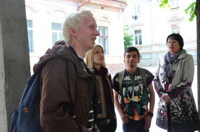 Чернівчанам провели екскурсію "літературною вулицею" міста (ФОТО)