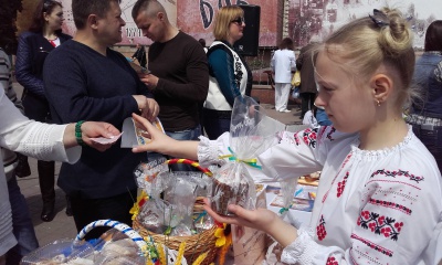 У Чернівцях продавали розфарбовані дітьми гільзи з передової (ФОТО)