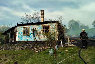 На Буковині згорів будинок, в якому жила сім’я з 8-ма дітьми