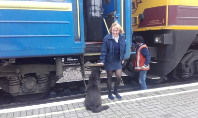 У Чернівцях собака щоразу зустрічає провідників потяга з Одеси (ФОТО)