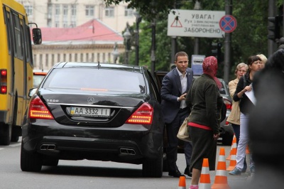 Такі малі заробітки, що немає чим заправити Mercedes S-класу, - чернівчани про збільшення зарплати нардепам