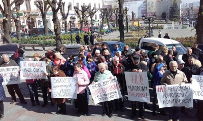 Під мерією Чернівців тривають одразу два пікети (ФОТО)