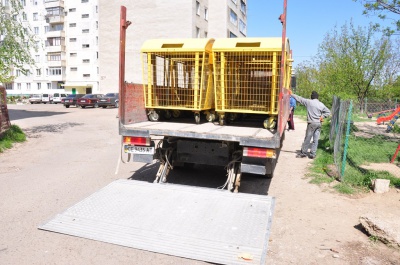 У Чернівцях встановили нові сміттєві баки-сітки для скла і картону (ФОТО)