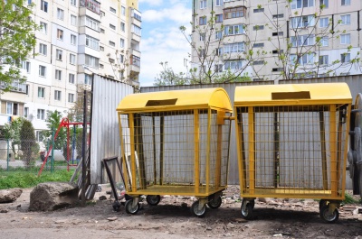 У Чернівцях встановили нові сміттєві баки-сітки для скла і картону (ФОТО)