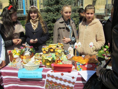 На Театральній площі школярі продають Великодню випічку і хенд-мейд (ФОТО)