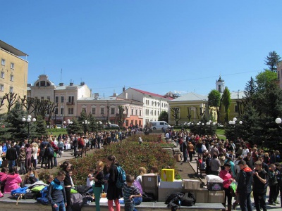 На Театральній площі школярі продають Великодню випічку і хенд-мейд (ФОТО)