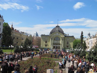 На Театральній площі школярі продають Великодню випічку і хенд-мейд (ФОТО)