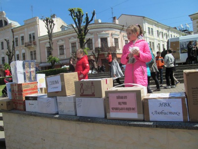 На Театральній площі школярі продають Великодню випічку і хенд-мейд (ФОТО)