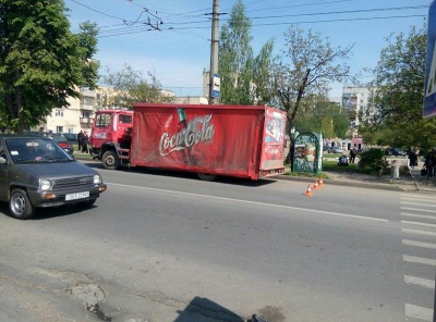 На Гравітоні в Чернівцях зіткнулись вантажівка з легковим авто (ФОТО)