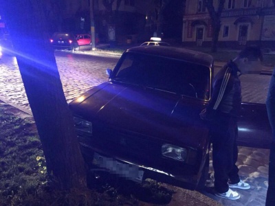 У Чернівцях п’яний водій легковика врізався у дерево, втікаючи від поліції (ФОТО)