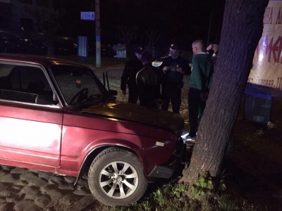 У Чернівцях п’яний водій легковика врізався у дерево, втікаючи від поліції (ФОТО)