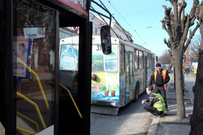 У Чернівцях дитина впала з тролейбуса, коли той рушив