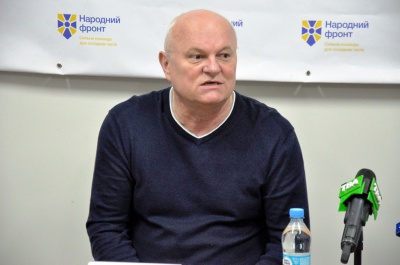 Уряд Яценюка дискредитували "одноразові" політологи, - нардеп