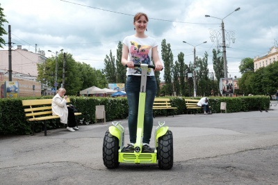 У центрі Чернівців за 60 гривень можна покататись на сігвеї (ФОТО)